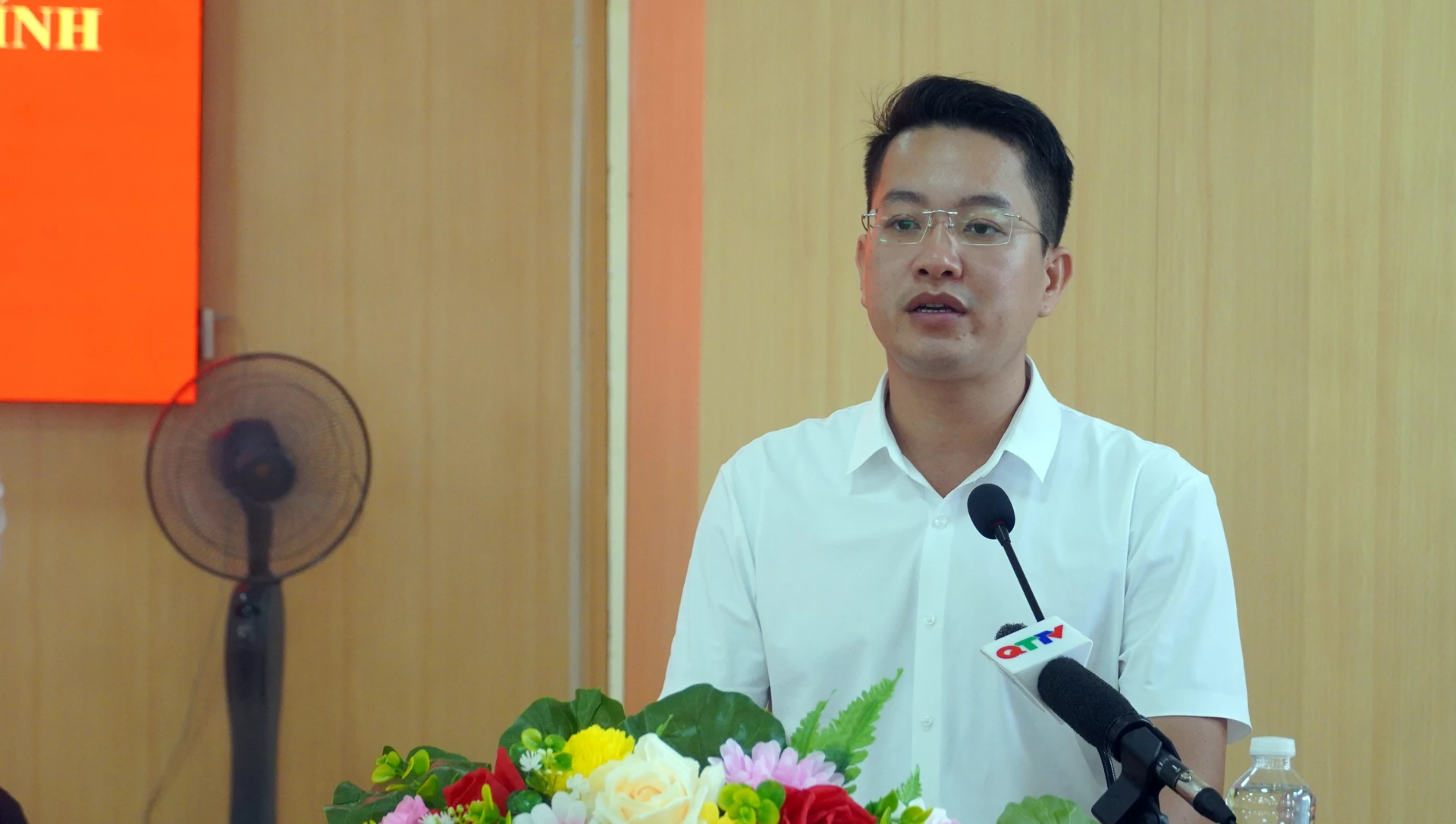 Ông Đinh Trung Hiếu, Phó Bí thư Thường trực Tỉnh Đoàn, Chủ tịch Hội đồng Đội tỉnh; Bí thư Chi bộ, Trưởng Ban Công tác Đoàn và thanh thiếu nhi, cơ quan Ủy ban MTTQ Việt Nam tỉnh, ứng cử viên đại biểu HĐND tỉnh nhiệm kỳ 2026-2031 trình bày CTHĐ - Ảnh: N.M