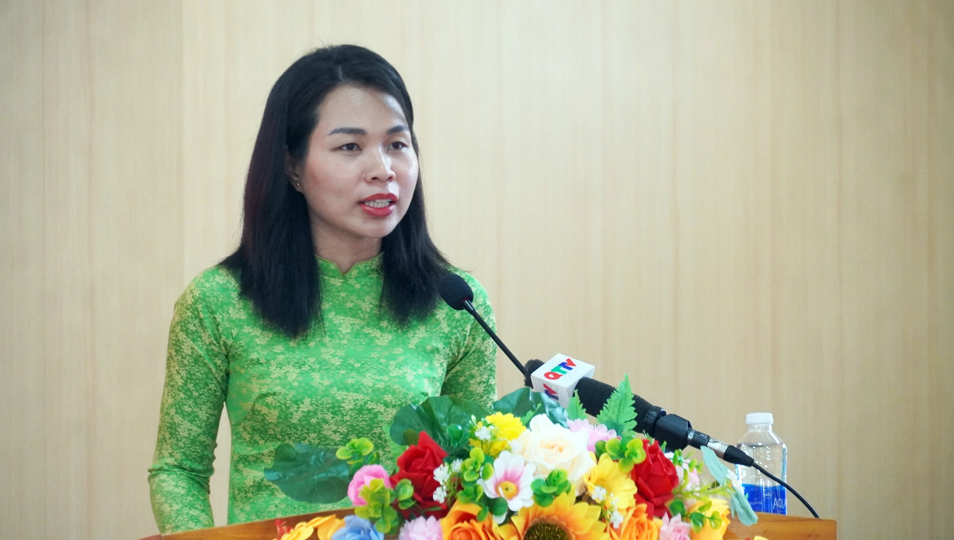 Bà Phạm Thị Thanh Lam, Ủy viên Ban Thường vụ Tỉnh Đoàn, Phó Trưởng Ban Công tác Đoàn và Thanh thiếu nhi, cơ quan Ủy ban MTTQ Việt Nam tỉnh, ứng cử viên đại biểu HĐND tỉnh nhiệm kỳ 2026-2031 trình bày CTHĐ - Ảnh: N.M