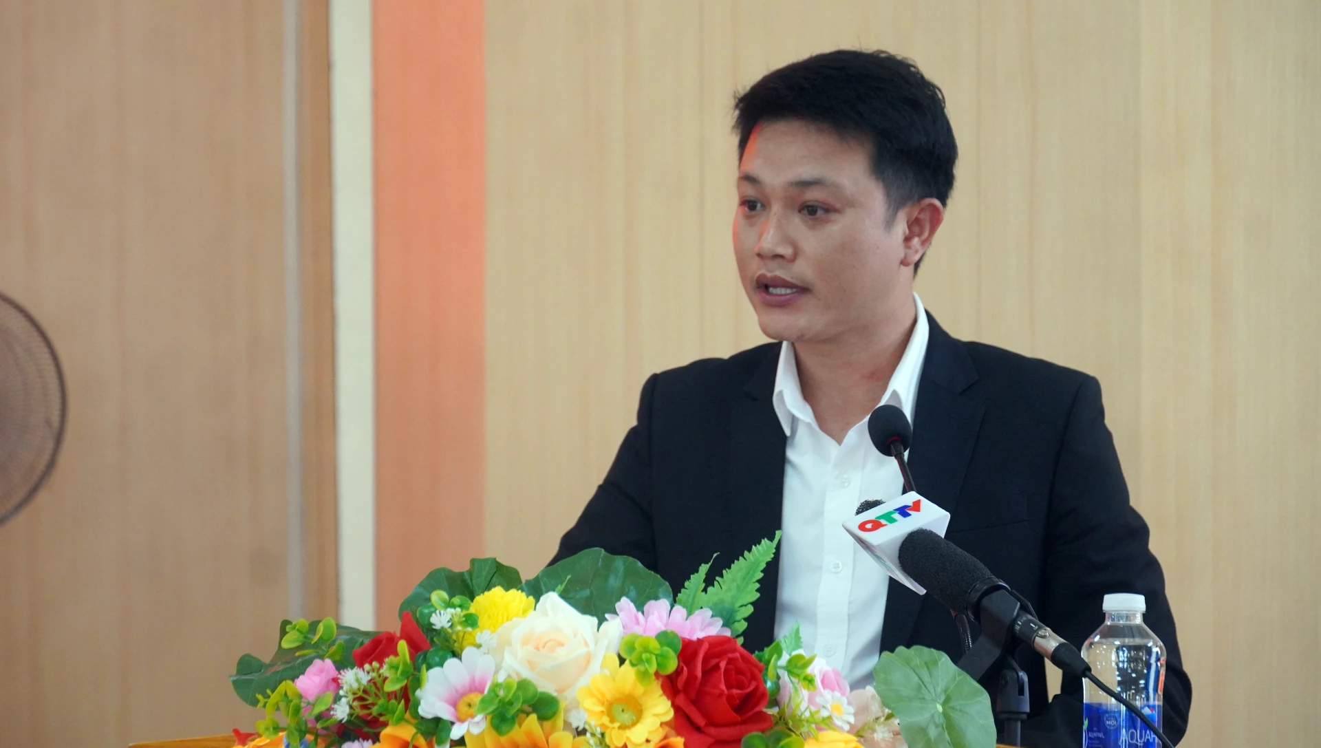 Ông Hà Quang Vỹ, nhân viên kỹ thuật, Công ty TNHH Tập đoàn Sơn Hải, ứng cử viên đại biểu HĐND tỉnh nhiệm kỳ 2026-2031 trình bày CTHĐ - Ảnh: N.M