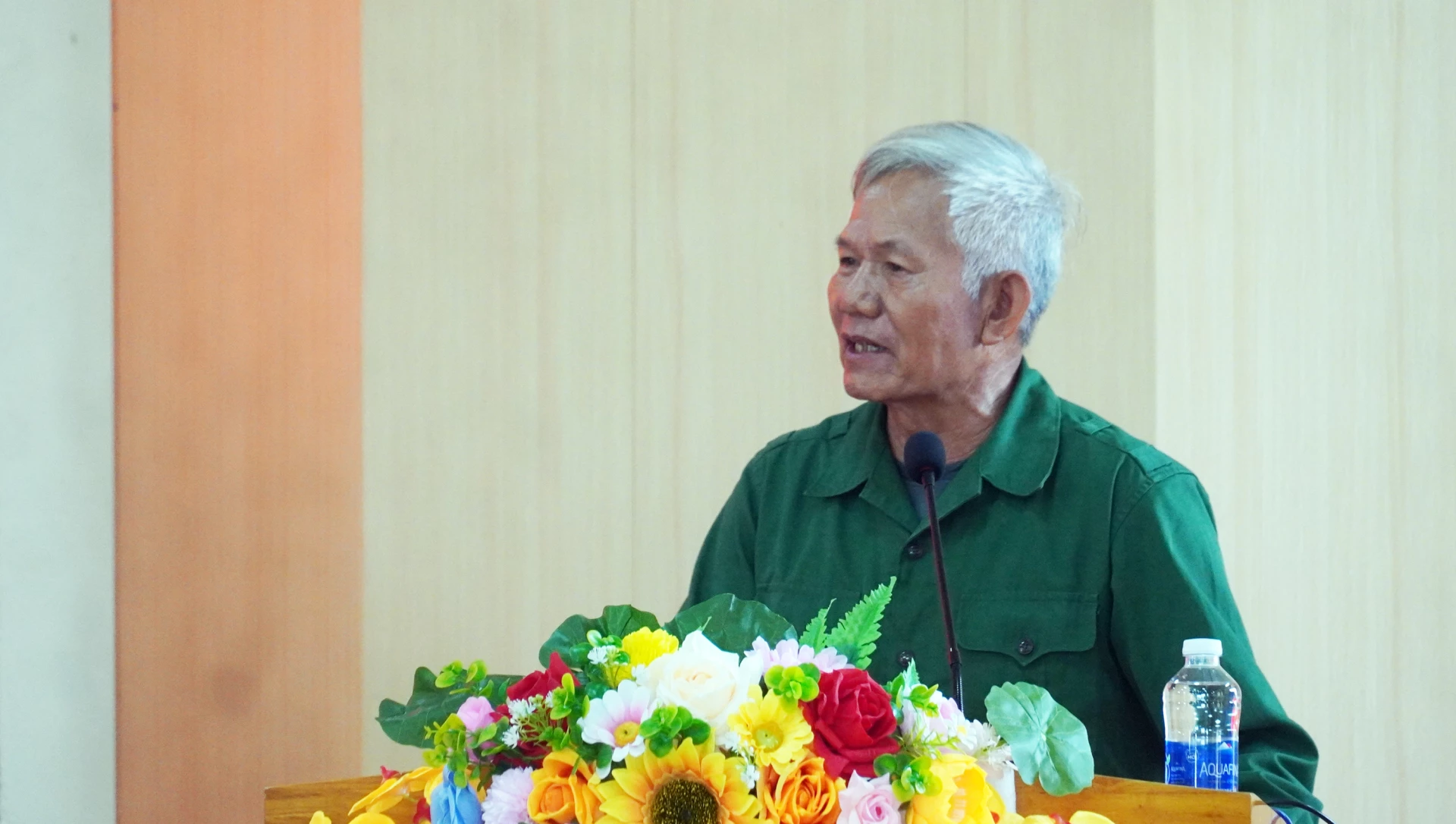 Các đại biểu và cử tri tham gia hội nghị - Ảnh: N.M