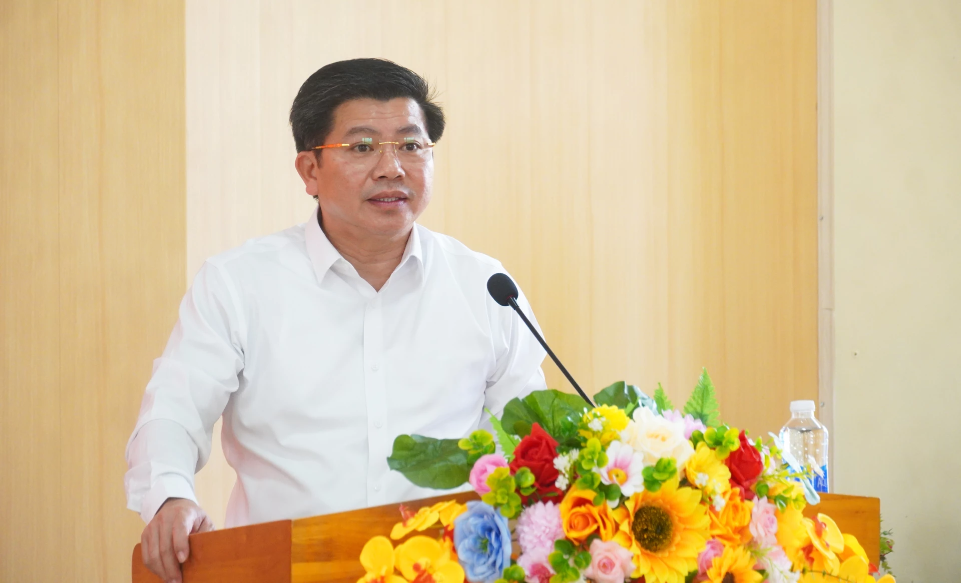 Ông Trần Vũ Khiêm, Phó Bí thư Thường trực Tỉnh ủy, ứng cử ĐBQH khóa XVI, trình bày CTHĐ - Ảnh: N.M