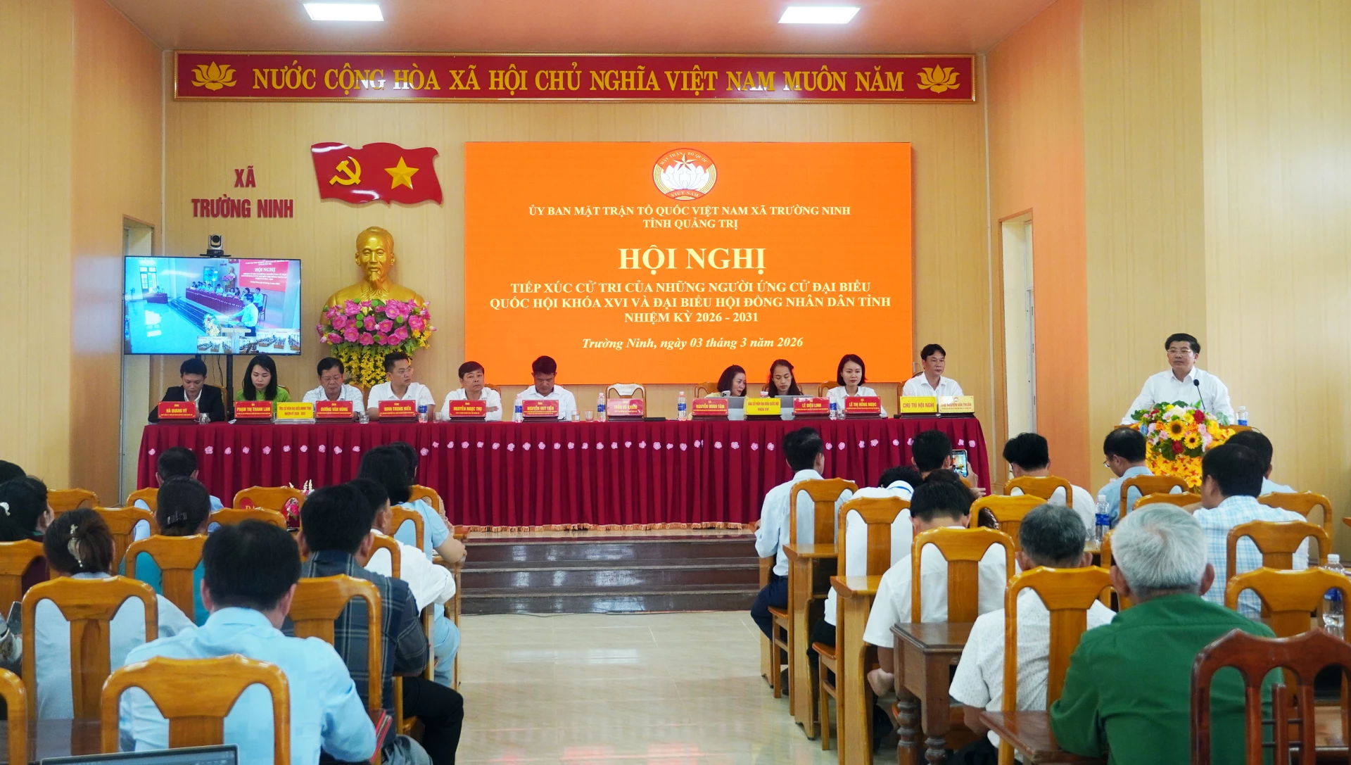 Thay mặt các ứng cử viên, ông Trần Vũ Khiêm, Phó Bí thư Thường trực Tỉnh ủy, ứng cử ĐBQH khóa XVI, tiếp thu các ý kiến cử tri - Ảnh: N.M