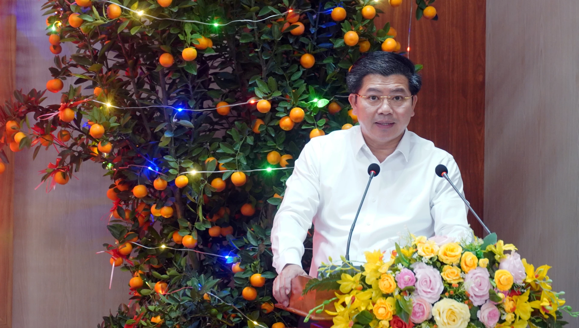 Ông Trần Vũ Khiêm, Phó Bí thư Thường trực Tỉnh ủy, ứng cử ĐBQH khóa XVI, trình bày CTHĐ - Ảnh: N.M