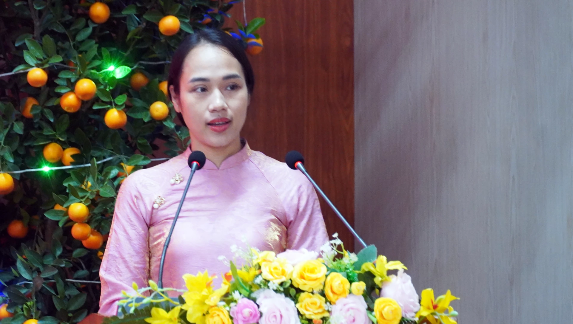 Bà Lê Diệu Linh, Phó Trưởng phòng Công tác Quốc hội, Văn phòng Đoàn ĐBQH và HĐND tỉnh, ứng cử ĐBQH khóa XVI, trình bày CTHĐ - Ảnh: N.M