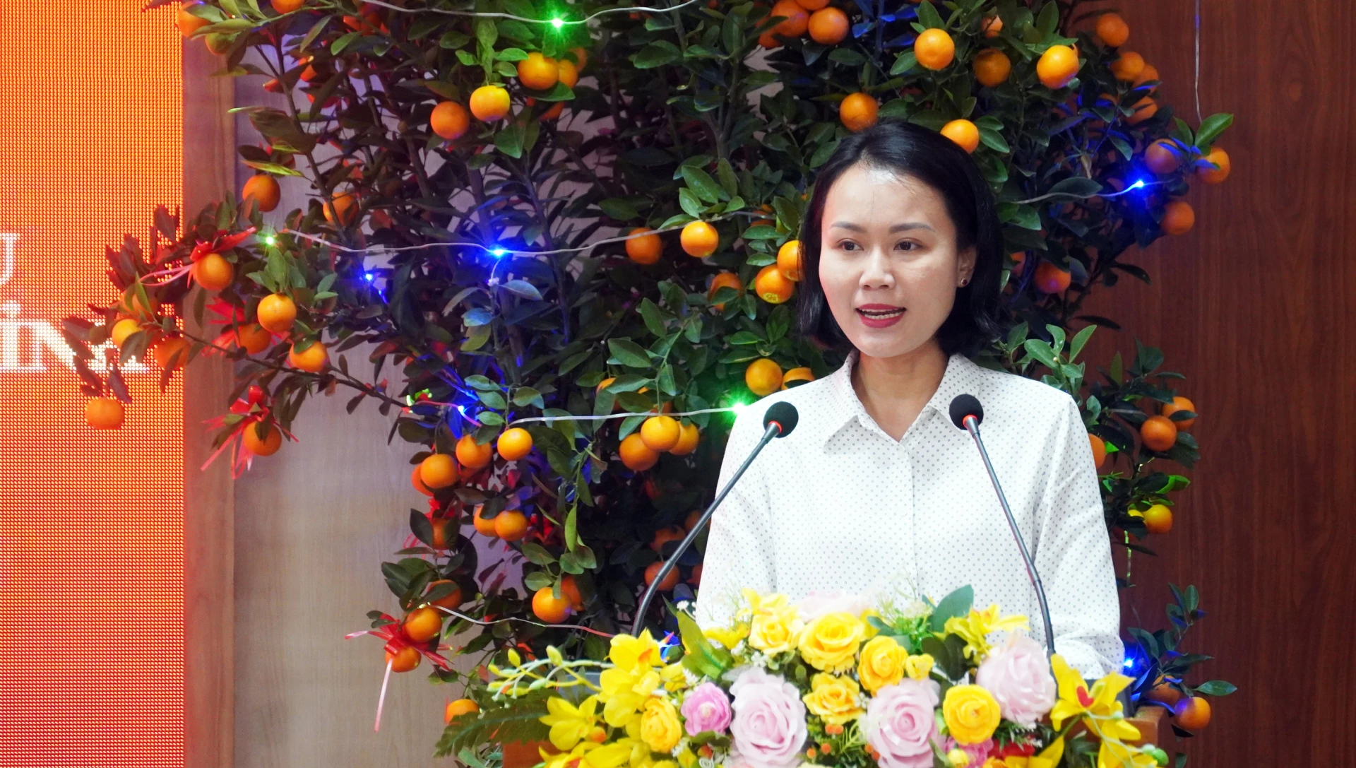 Bà Lê Thị Hồng Ngọc, Phó Trưởng phòng Quản lý kết cấu hạ tầng giao thông, Sở Xây dựng, ứng cử ĐBQH khóa XVI, trình bày CTHĐ - Ảnh: N.M