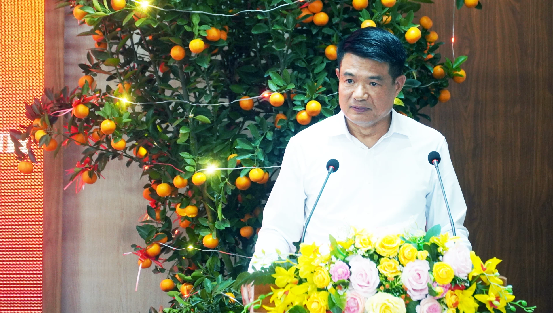 Ông Nguyễn Huy Tiến, Ủy viên Ban Chấp hành Trung ương Đảng, Ủy viên Ban Thường vụ Đảng ủy các cơ quan Đảng Trung ương, Bí thư Đảng ủy, Viện trưởng Viện Kiểm sát Nhân dân tối cao, ứng cử ĐBQH khóa XVI trình bày CTHĐ - Ảnh: N.M