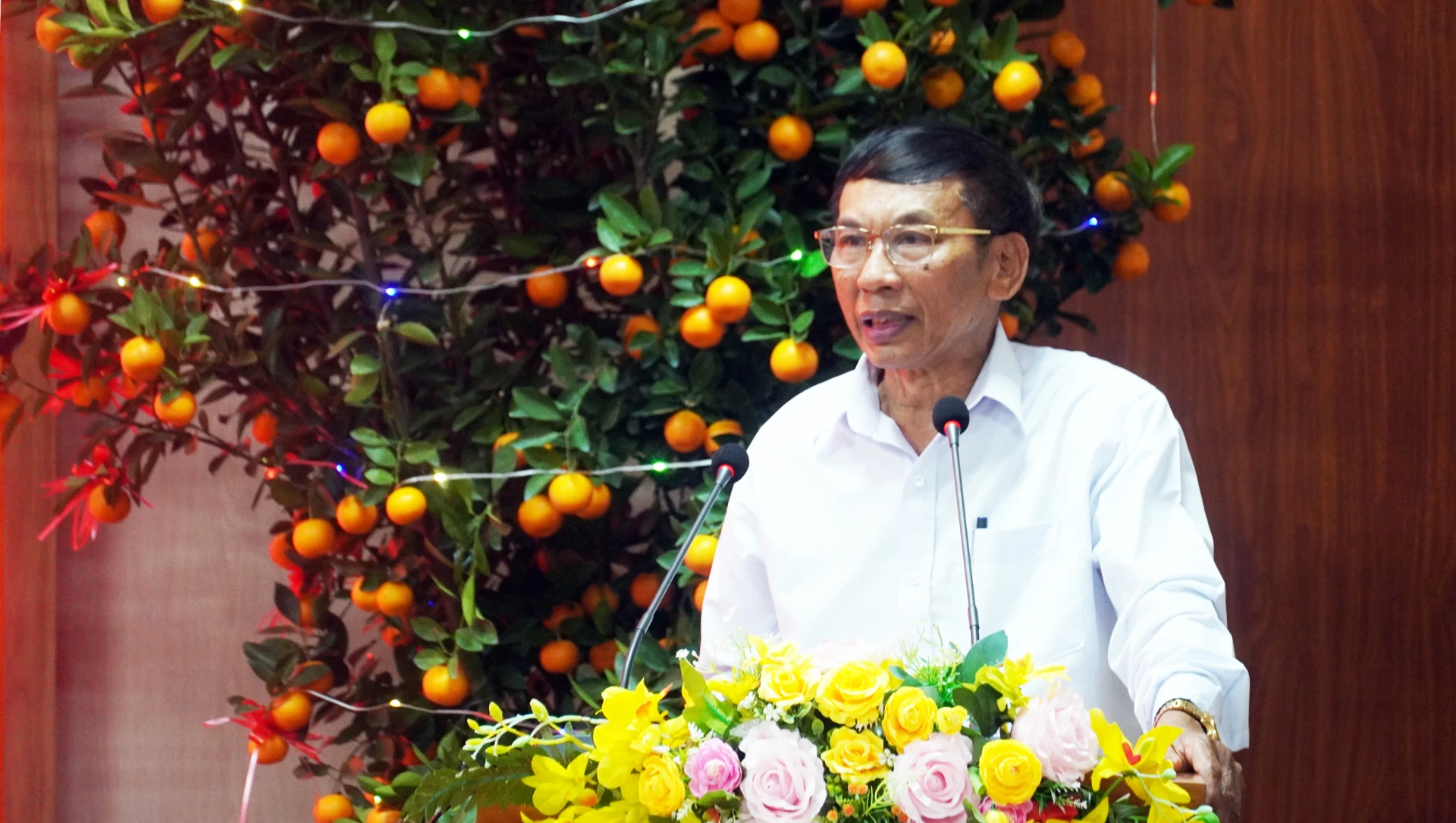 Cử tri phát biểu tại hội nghị - Ảnh: N.M