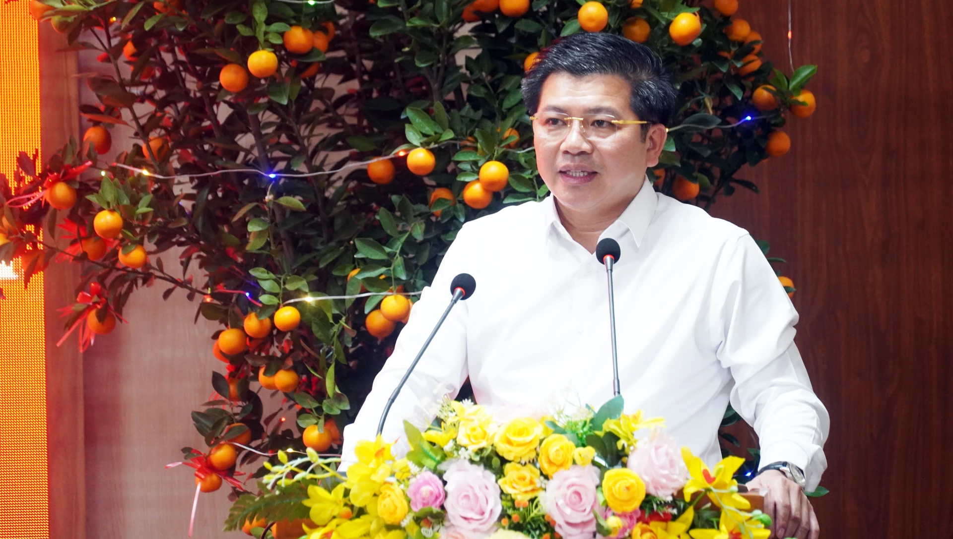 Thay mặt ứng cử viên, ông Trần Vũ Khiêm, Phó Bí thư Thường trực Tỉnh ủy, ứng cử ĐBQH khóa XVI, tiếp thu ý kiến cử tri - Ảnh: N.M