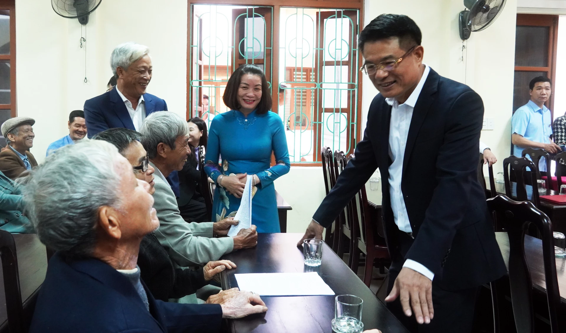 Các ứng cử viên ĐBQH khóa XVI trò chuyện với cử tri xã Bố Trạch - Ảnh: N.M