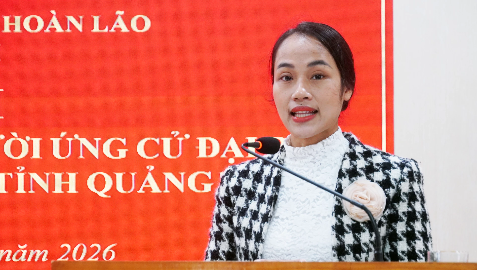 Bà Lê Diệu Linh, Phó Trưởng phòng Công tác Quốc hội, Văn phòng Đoàn ĐBQH và HĐND tỉnh, ứng cử ĐBQH khóa XVI, trình bày CTHĐ - Ảnh: N.M