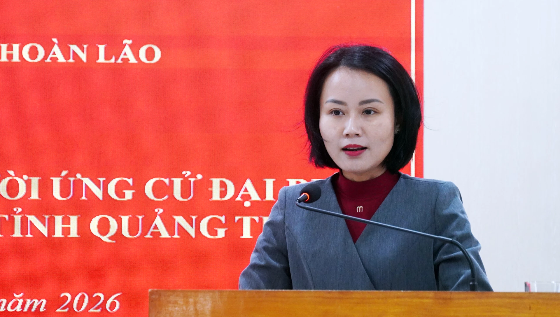 Bà Lê Thị Hồng Ngọc, Phó Trưởng phòng Quản lý kết cấu hạ tầng giao thông, Sở Xây dựng, ứng cử ĐBQH khóa XVI, trình bày CTHĐ - Ảnh: N.M