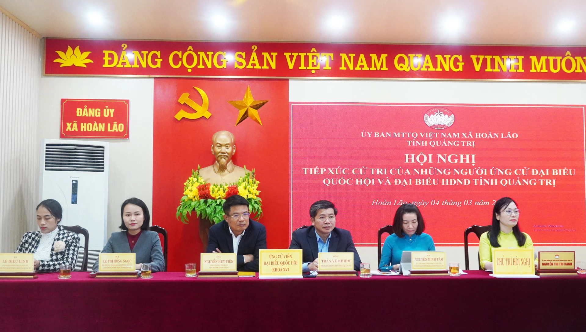 Các ứng cử viên ĐBQH khóa XVI tại điểm cầu xã Hoàn Lão - Ảnh: N.M