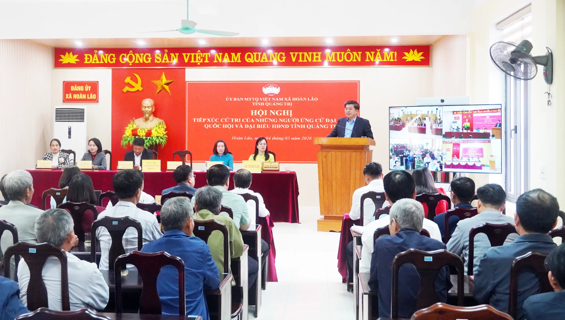 Thay mặt các ứng cử viên, ông Trần Vũ Khiêm, Phó Bí thư Thường trực Tỉnh ủy, ứng cử ĐBQH khóa XVI, tiếp thu ý kiến cử tri - Ảnh: N.M