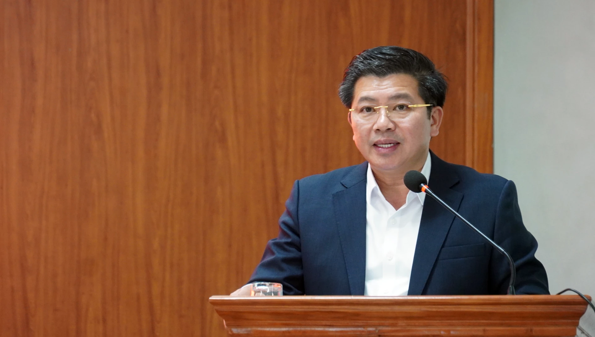 Ông Trần Vũ Khiêm, Phó Bí thư Thường trực Tỉnh ủy, trình bày CTHĐ - Ảnh: N.M