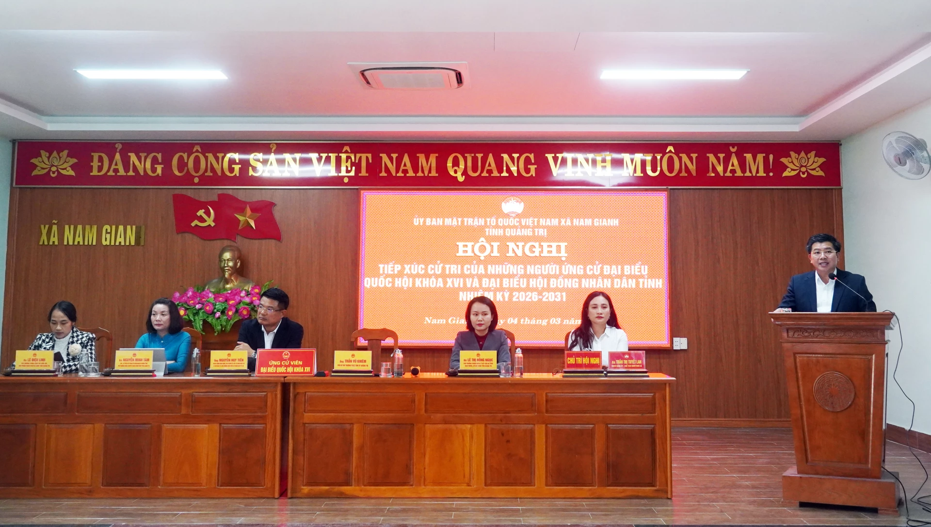 Ông Trần Vũ Khiêm, Phó Bí thư Thường trực Tỉnh ủy tiếp thu ý kiến cử tri - Ảnh: N.M