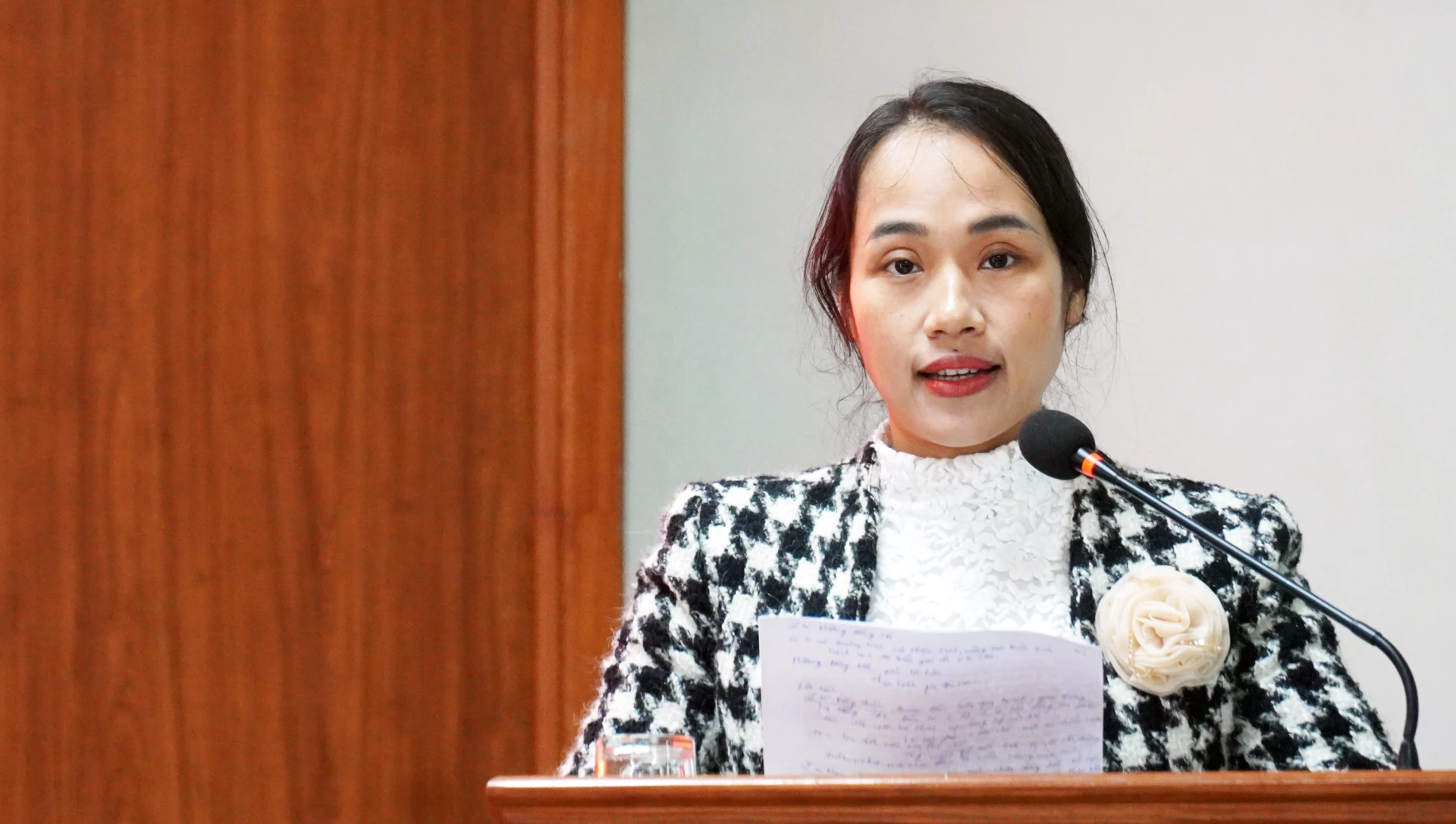 Bà Lê Diệu Linh, Phó Trưởng phòng Công tác Quốc hội, Văn phòng Đoàn ĐBQH và HĐND tỉnh, trình bày CTHĐ - Ảnh: N.M