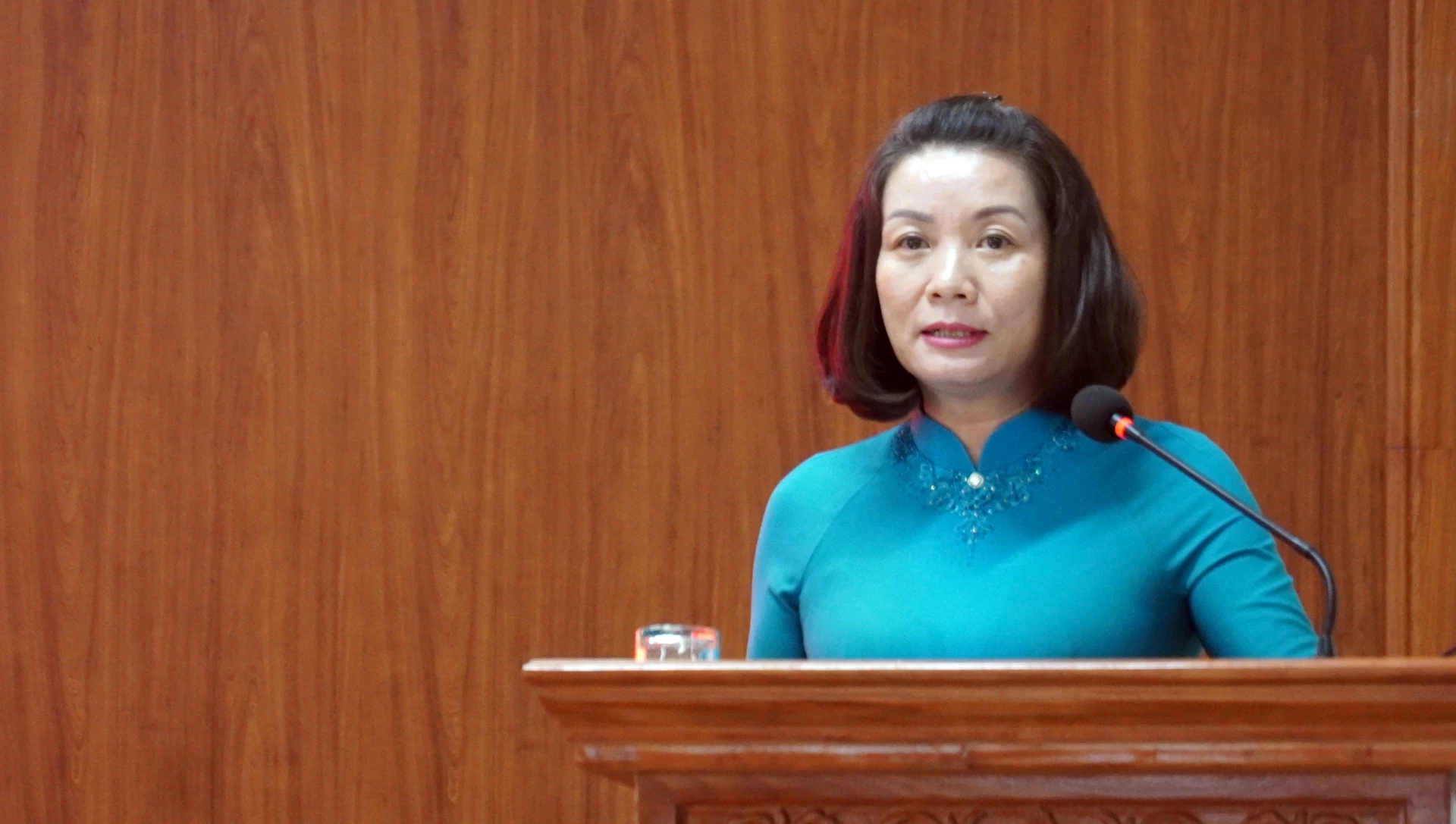 Bà Nguyễn Minh Tâm, Tỉnh ủy viên, Ủy viên Ban Thường vụ Đảng ủy Đoàn ĐBQH và HĐND tỉnh, Phó Trưởng đoàn chuyên trách Đoàn ĐBQH tỉnh, trình bày CTHĐ - Ảnh: N.M