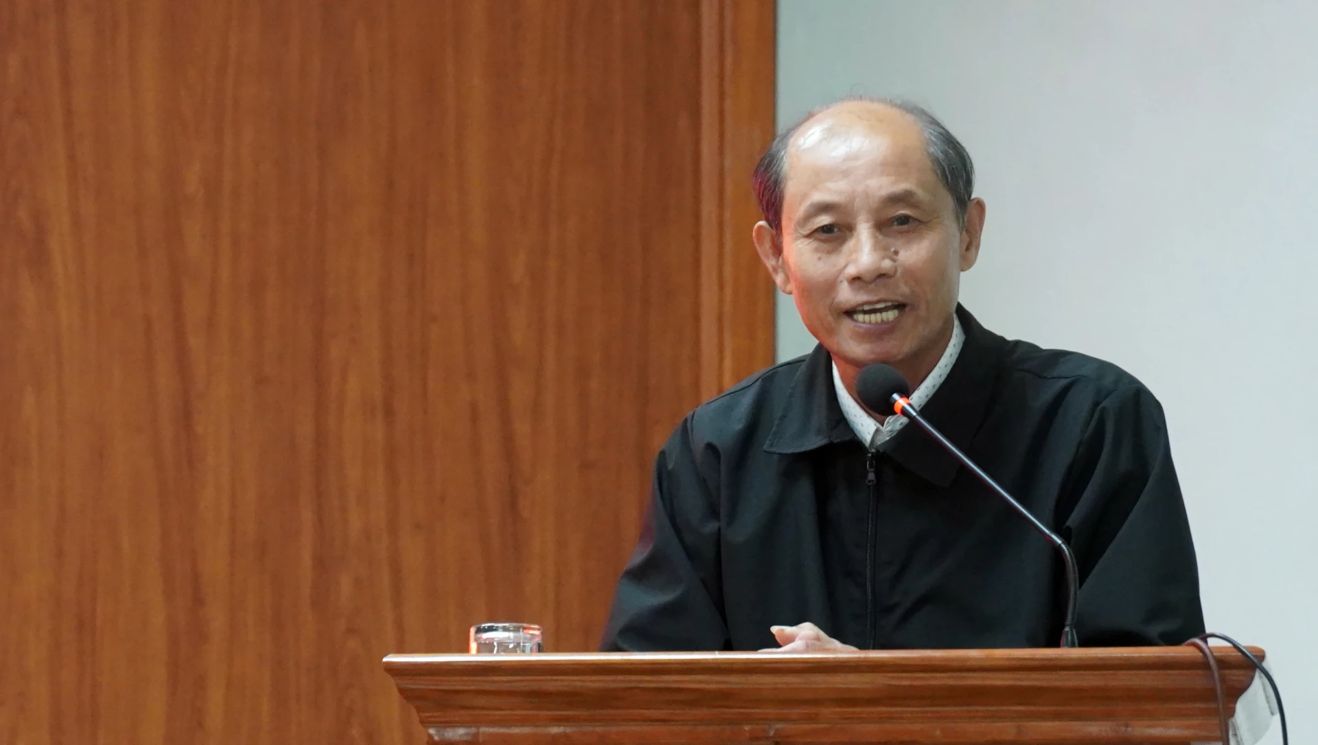 Cử tri phát biểu tại hội nghị - Ảnh: N.M