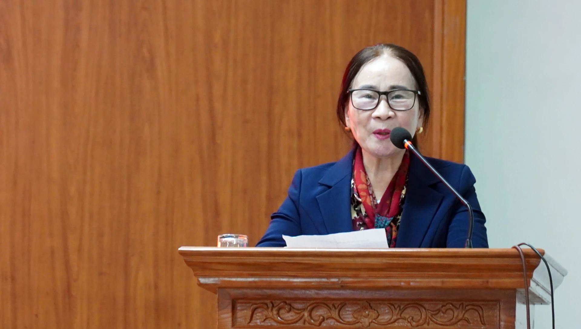 Cử tri phát biểu tại hội nghị - Ảnh: N.M