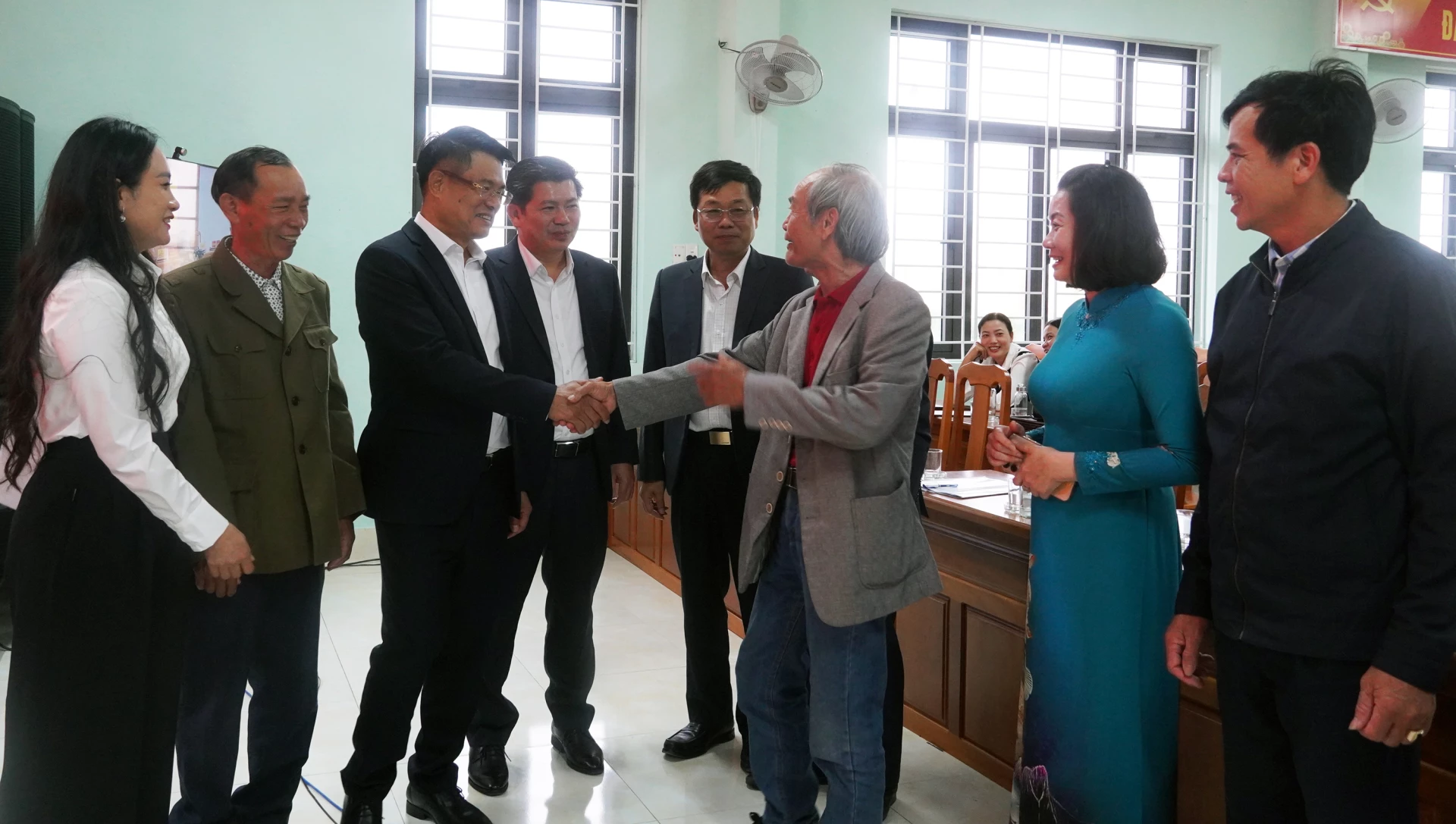 Các ứng cử viên trò chuyện với cử tri xã Nam Gianh - Ảnh: N.M