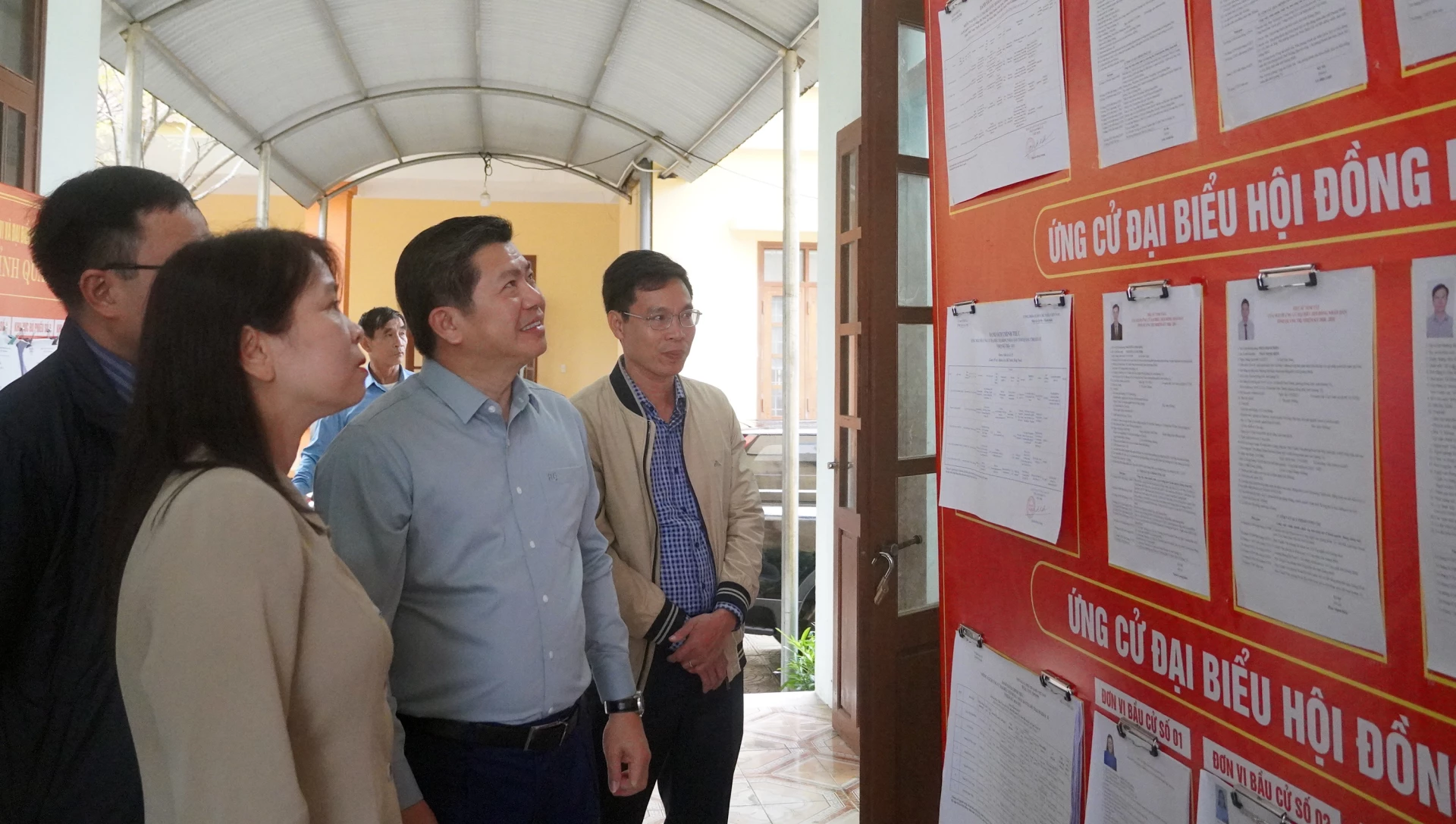 Đồng chí Trần Vũ Khiêm,Phó Bí thư Thường trực Tỉnh ủy kiểm tra công tác chuẩn bị bầu cử tại xã Bố Trạch - Ảnh: N.M