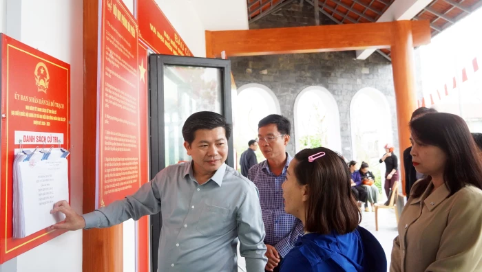 Đồng chí Phó Bí thư Thường trực Tỉnh ủy kiểm tra công tác chuẩn bị bầu cử tại các xã Bố Trạch và Phong Nha