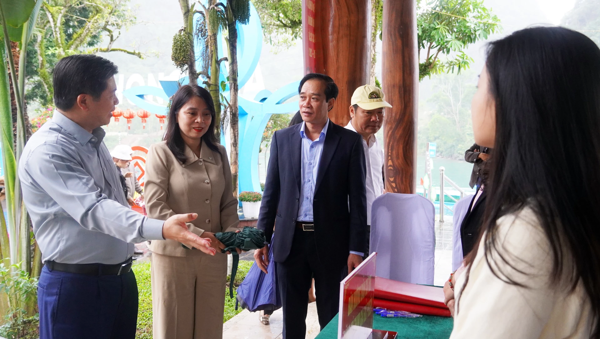 Đồng chí Trần Vũ Khiêm, Phó Bí thư Thường trực Tỉnh ủy kiểm tra công tác chuẩn bị bầu cử cho du khách tại Trung tâm Du lịch Phong Nha - Kẻ Bàng, xã Phong Nha - Ảnh: N.M