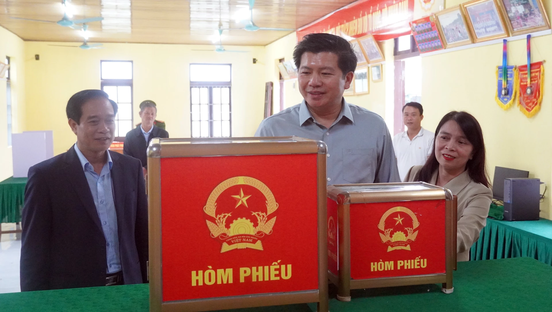 Đồng chí Trần Vũ Khiêm, Phó Bí thư Thường trực Tỉnh ủy kiểm tra công tác chuẩn bị bầu cử tại Đơn vị bầu cử số 2, xã Phong Nha - Ảnh: N.M