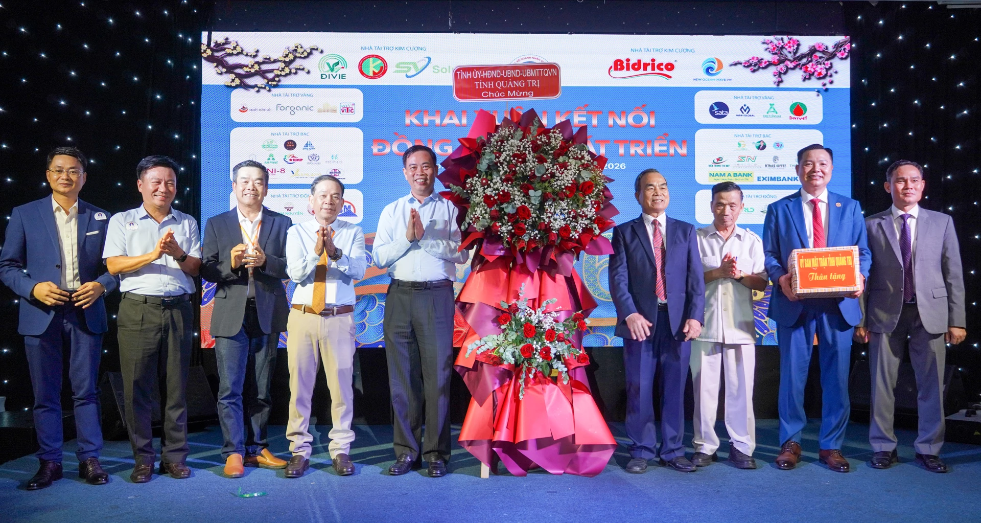 Các đồng chí lãnh đạo tỉnh tặng hoa cho CLB Doanh nhân Quảng Trị tại TP. Hồ Chí Minh - Ảnh: N.H