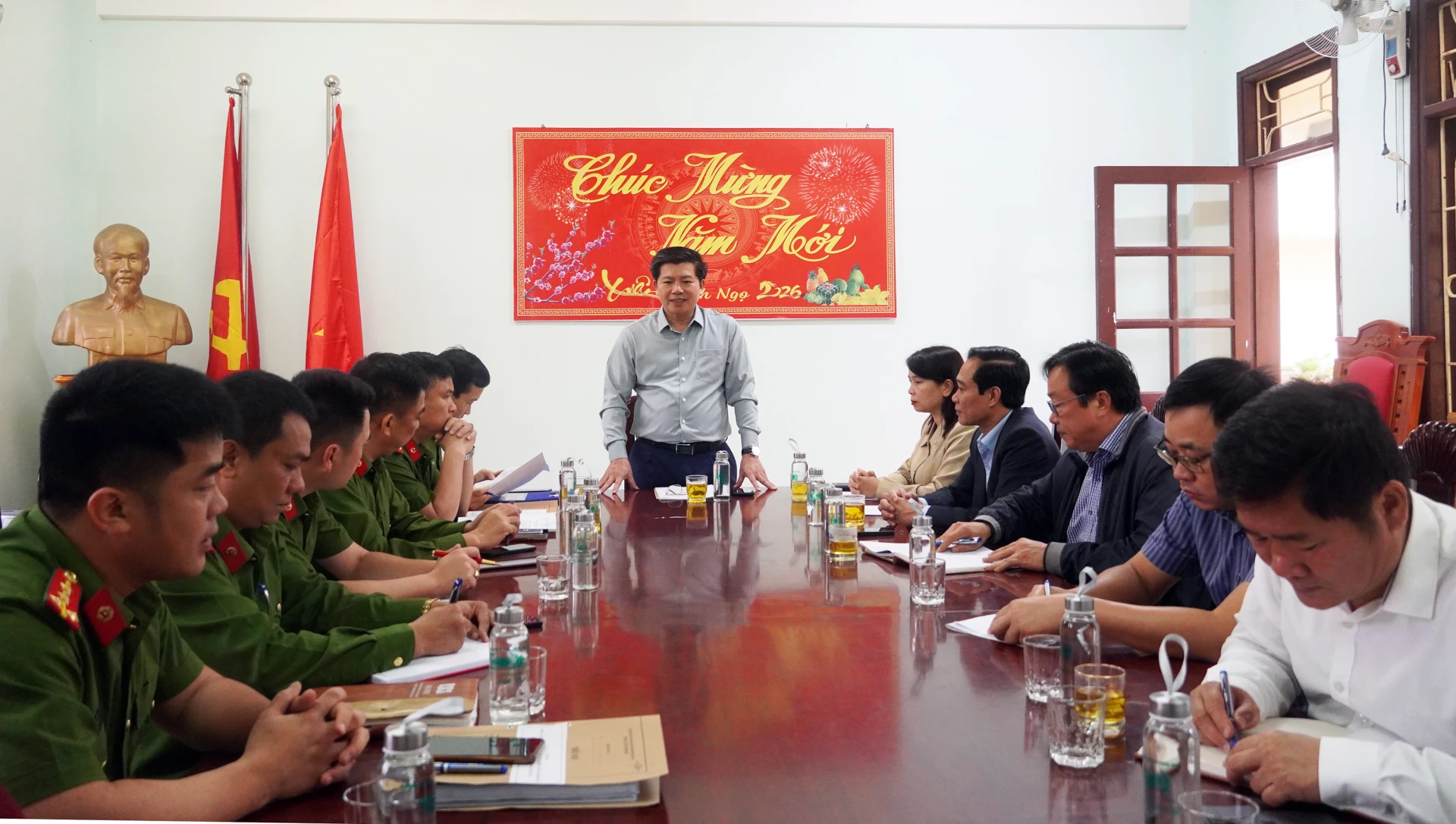 Đồng chí Trần Vũ Khiêm,Phó Bí thư Thường trực Tỉnh ủy làm việc với Công an xã Phong Nha - Ảnh: N.M