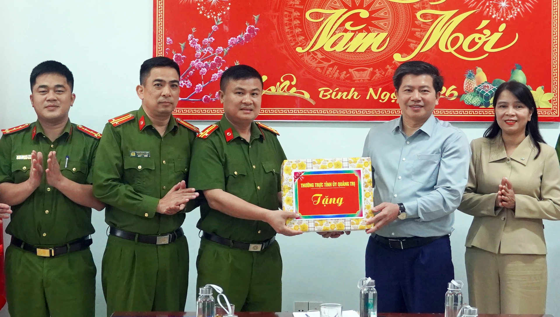 Đồng chí Trần Vũ Khiêm, Phó Bí thư Thường trực Tỉnh ủy tặng quà cho Công an xã Phong Nha - Ảnh: N.M