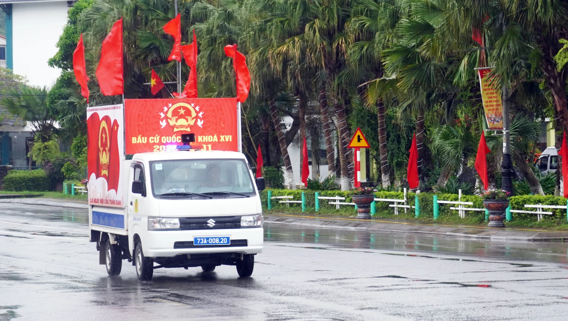 Công an xã Phong Nha tích cực tham gia công tác tuyên truyền, góp phần tạo tiền đề quan trọng để cuộc bầu cử thành công tốt đẹp - Ảnh: N.M