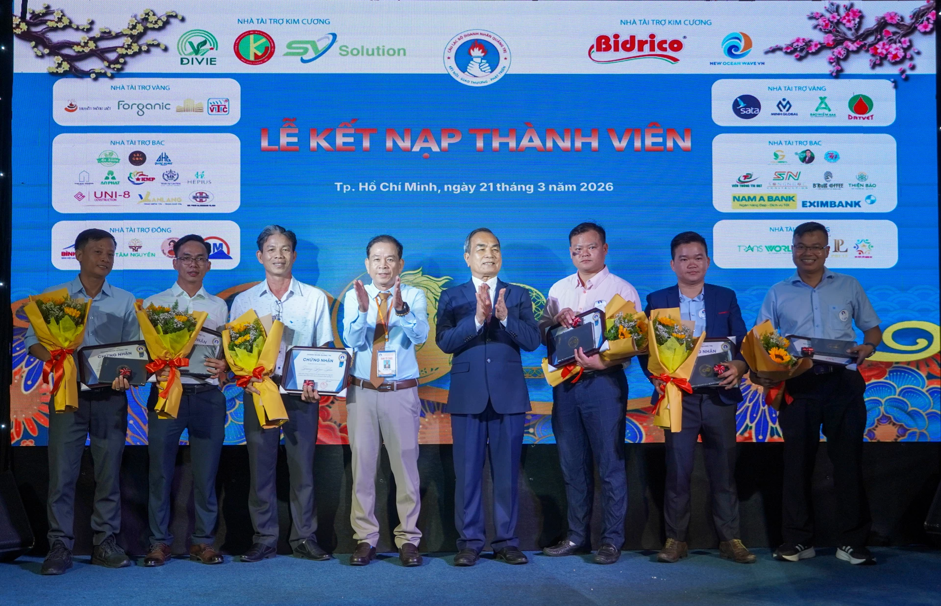 Tổ chức kết nạp thành viên mới - Ảnh: N.H