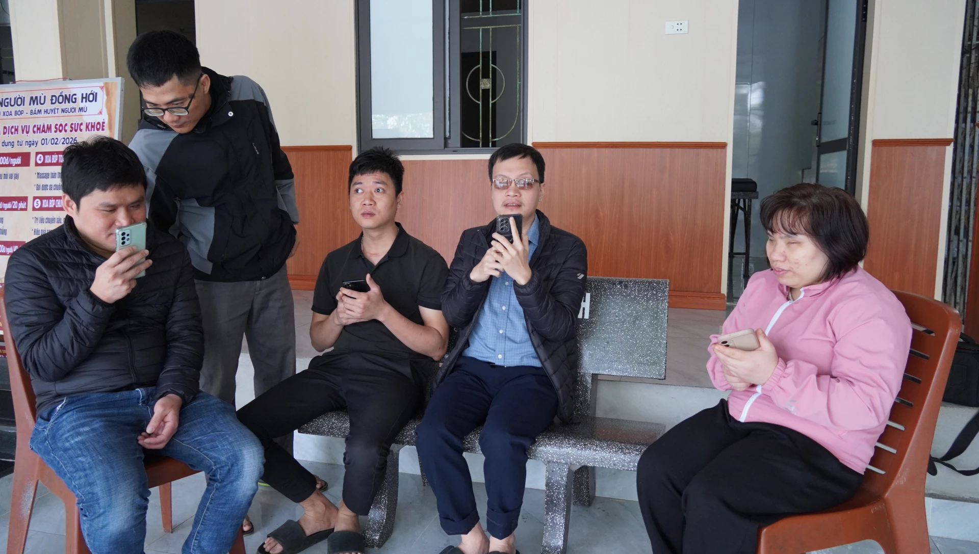 Hội viên Hội Người mù phường Đồng Hới trao đổi, chia sẻ kỹ năng sử dụng điện thoại thông minh - Ảnh: M.N