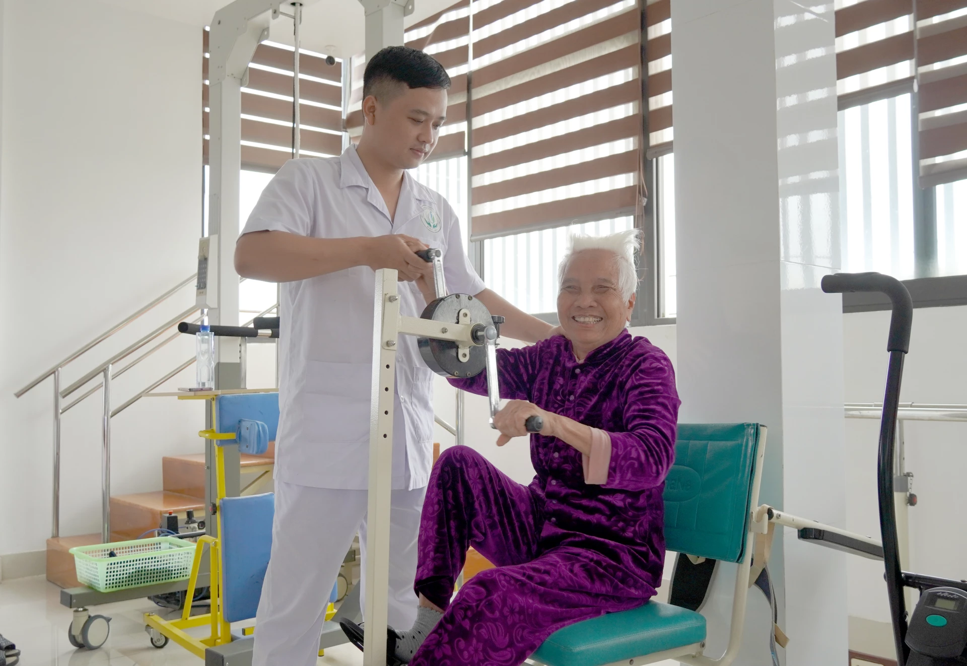 Điều trị cho bệnh nhân cao tuổi tại Phòng khám đa khoa Minh Anh - Ảnh: M.N