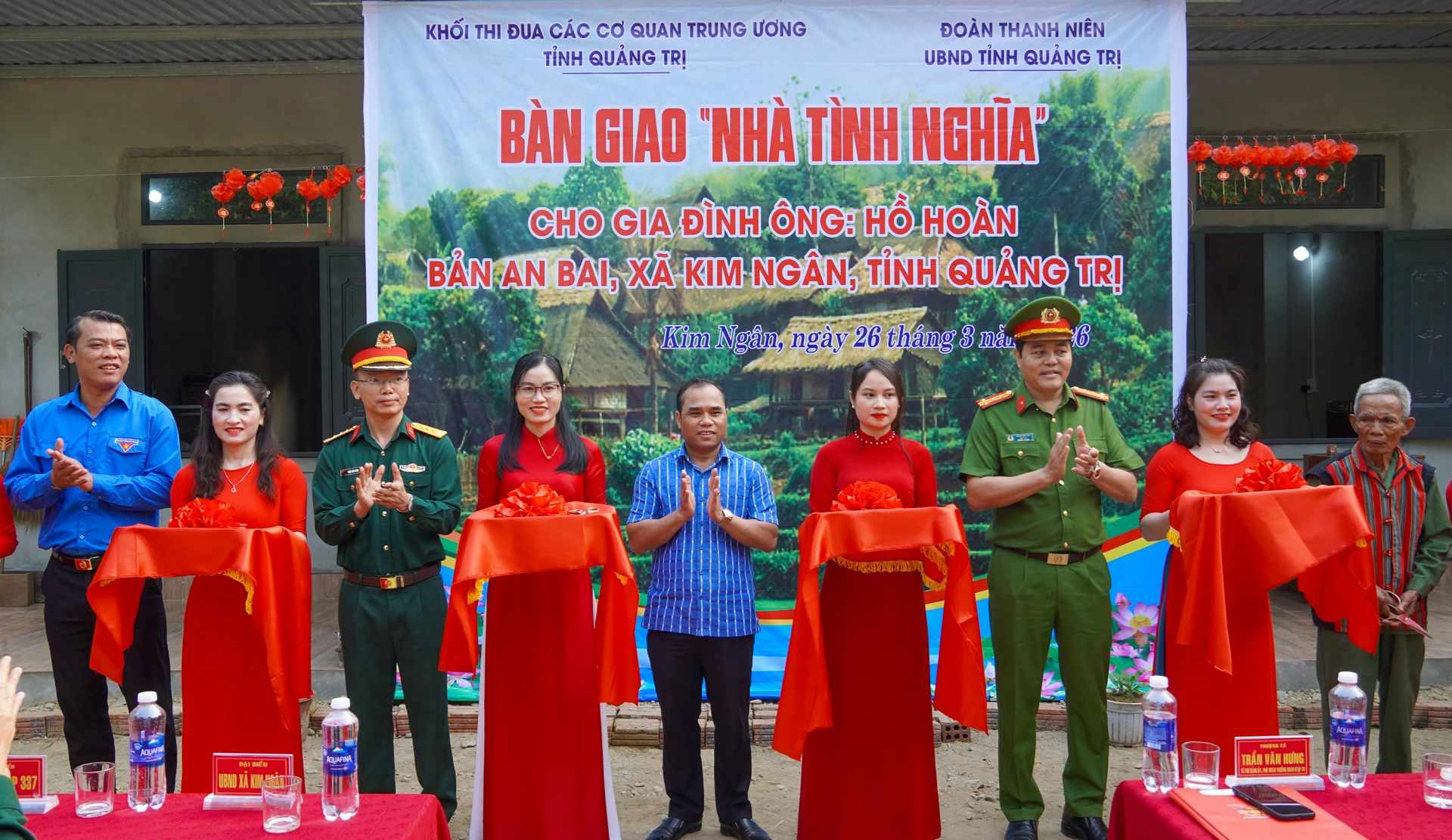 Các đại biểu cắt băng khánh thành, bàn giao nhà cho gia đình ông Hồ Hoàn, bản An Bai, xã Kim Ngân - Ảnh: N.H