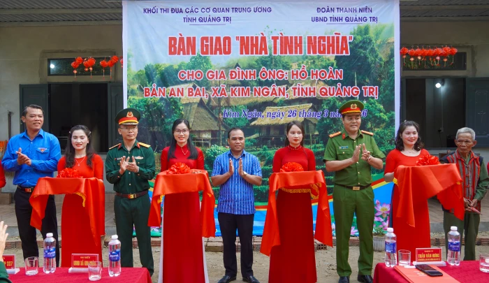 Bàn giao 'Nhà tình nghĩa' cho hộ gia đình khó khăn