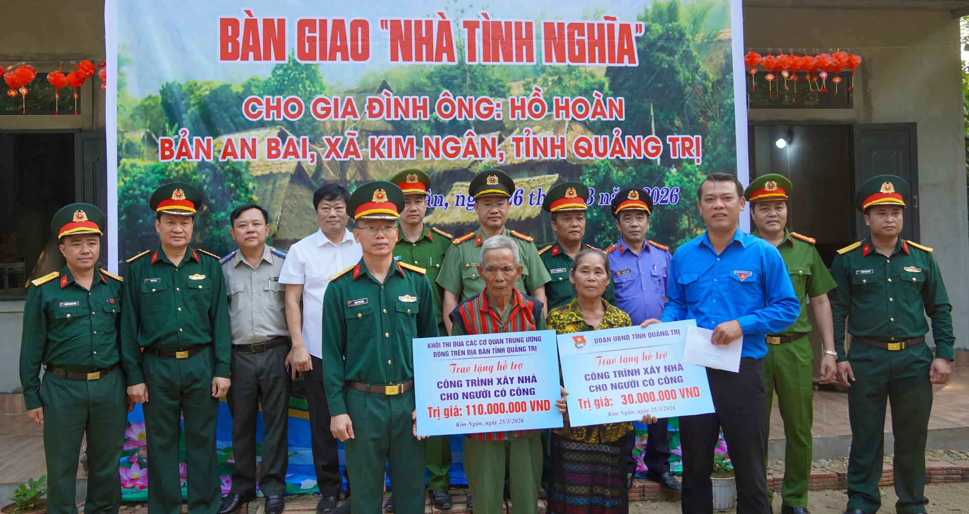 Trao kinh phí hỗ trợ xây dựng “Nhà tình nghĩa” cho gia đình ông Hồ Hoàn - Ảnh: N.H

