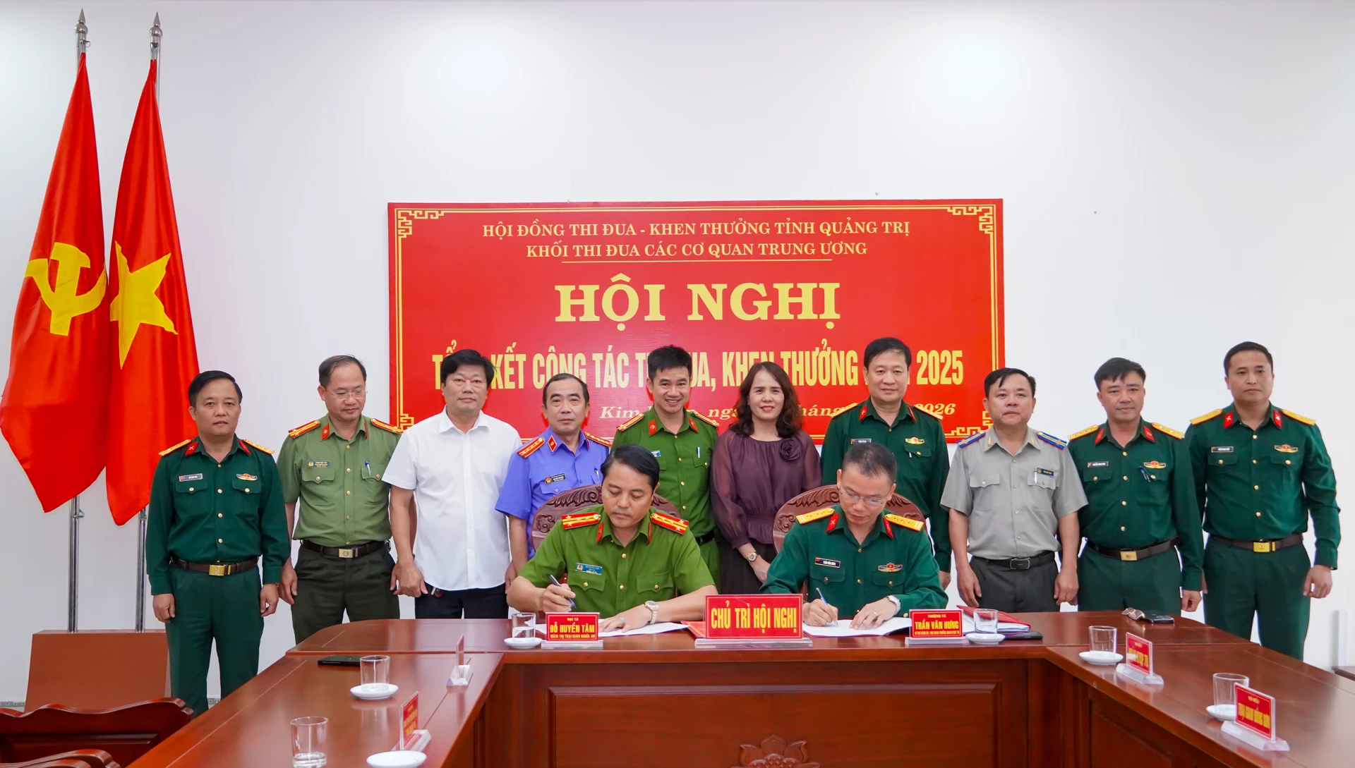 Các cơ quan, đơn vị ký kết giao ước thi đua năm 2026 - Ảnh: N.H