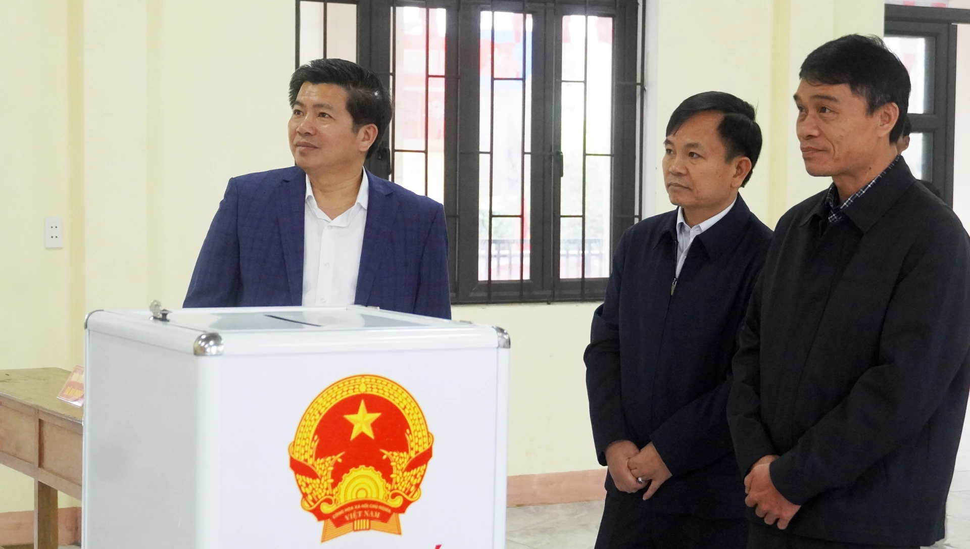 Đồng chí Phó Bí thư Thường trực Tỉnh ủy, Phó Trưởng Ban Chỉ đạo bầu cử tỉnh kiểm tra công tác chuẩn bị bầu cử tại xã Minh Hóa - Ảnh: N.M