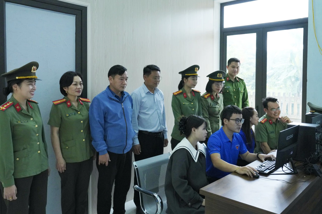 Mô hình “Điểm truy cập internet cộng đồng-Bình dân học vụ số” hướng tới việc phổ cập kiến thức số cho người dân xã Dân Hóa - Ảnh: M.N