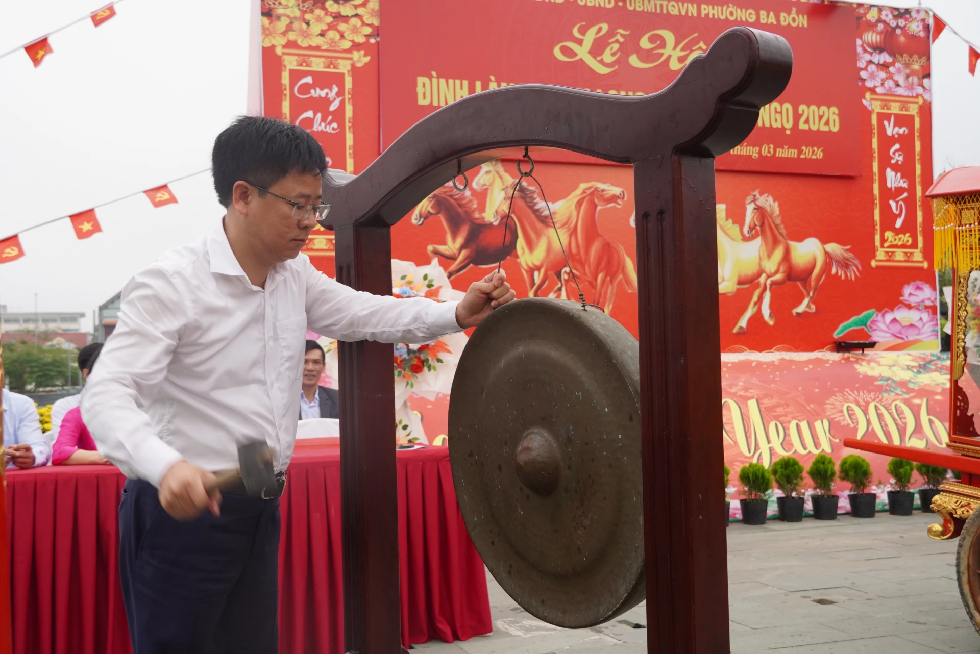 Bí thư Đảng ủy phường Ba Đồn Phạm Quang Ánh thực hiện nghi thức thỉnh chuông khai hội - Ảnh HL