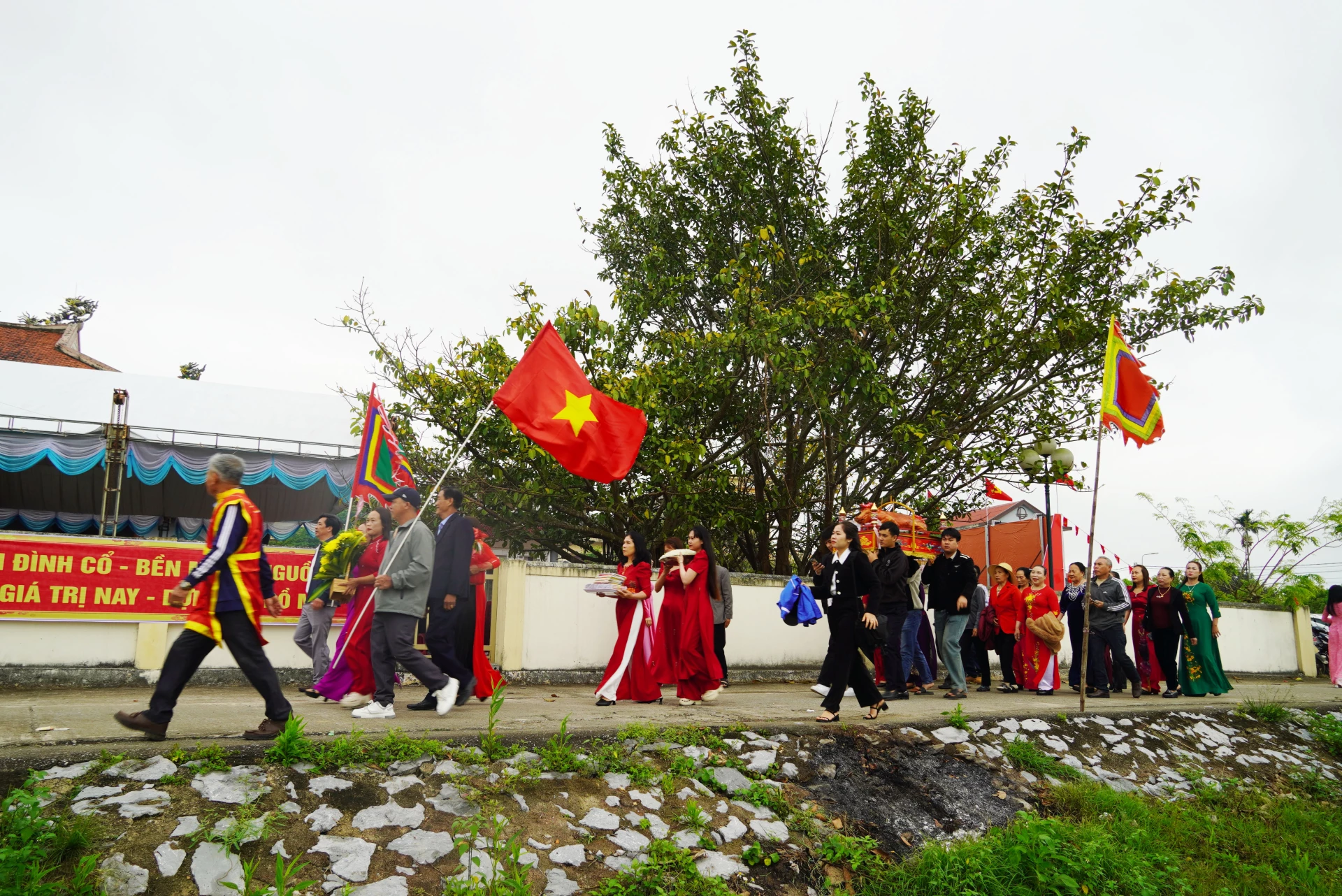 Người dân nô nức về dự lễ - Ảnh: HL