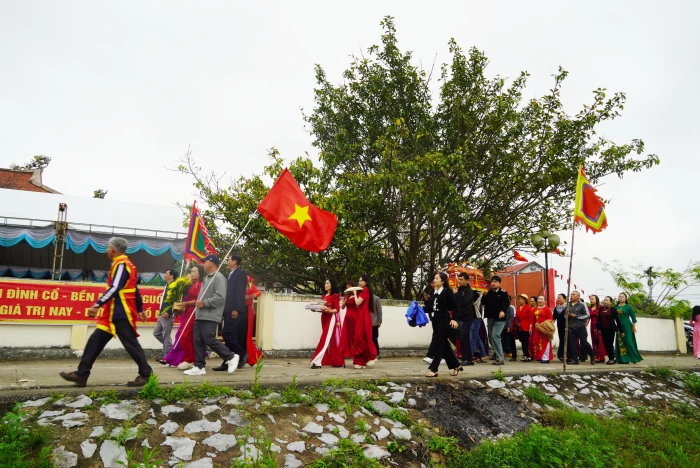 Người dân nô nức tham gia lễ hội đình làng Lũ Phong