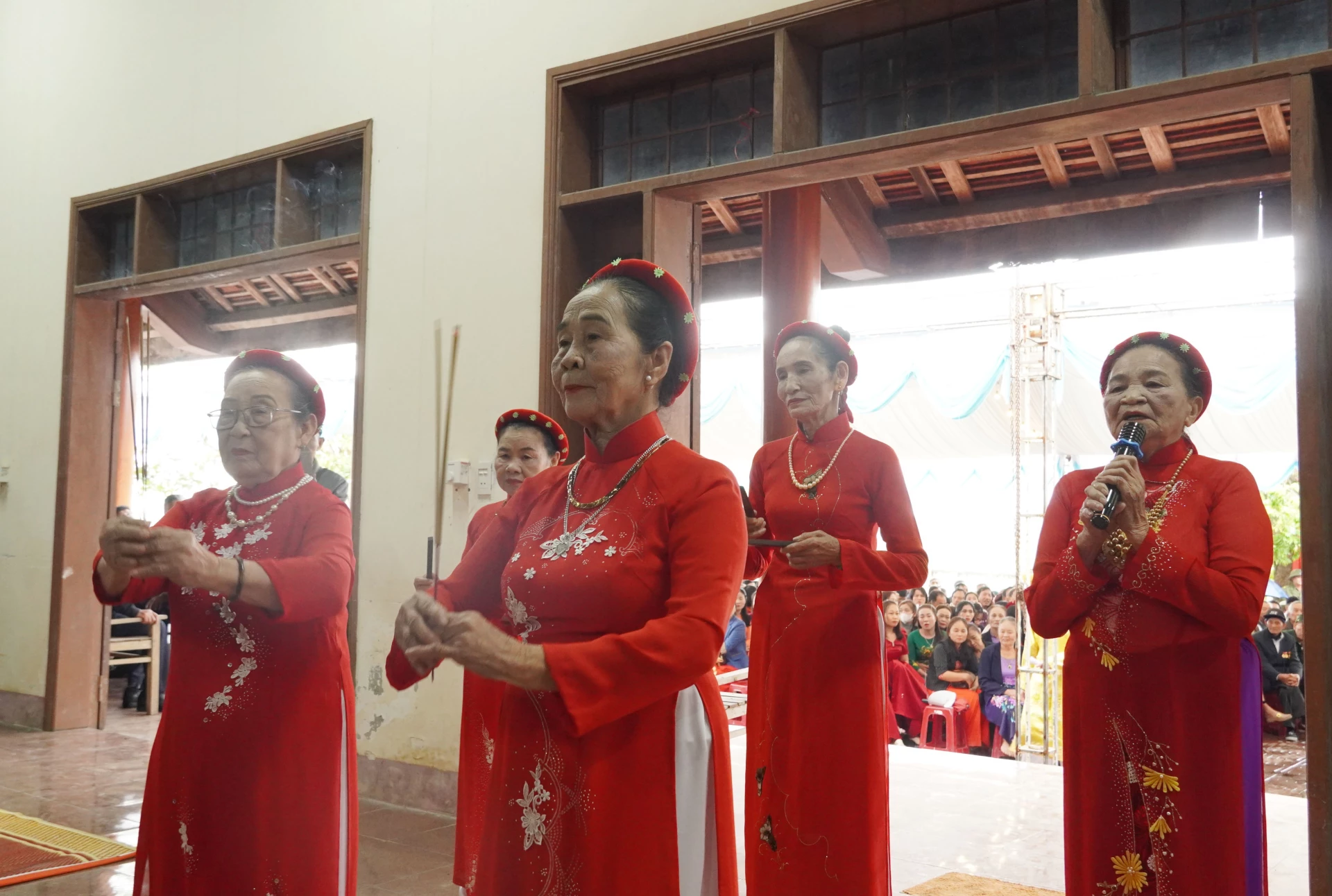 Nghi thức dâng hương, dâng rượu từ Câu lạc bộ ca trù Quảng Phong - Ảnh: HL