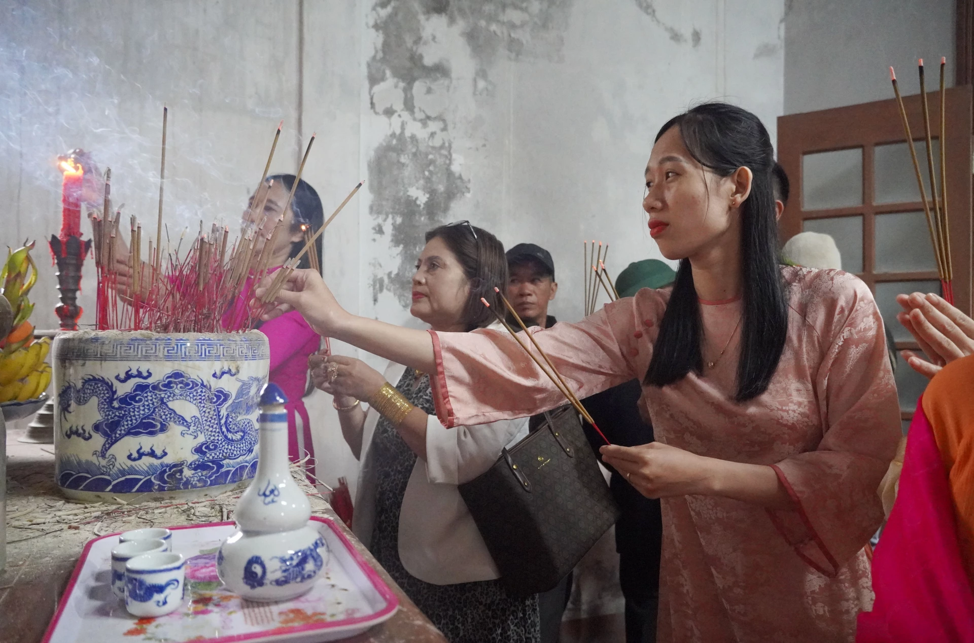 Người dân thành tâm dâng hương tưởng nhớ các bậc tiền nhân có công khai cơ lập ấp - Ảnh: HL