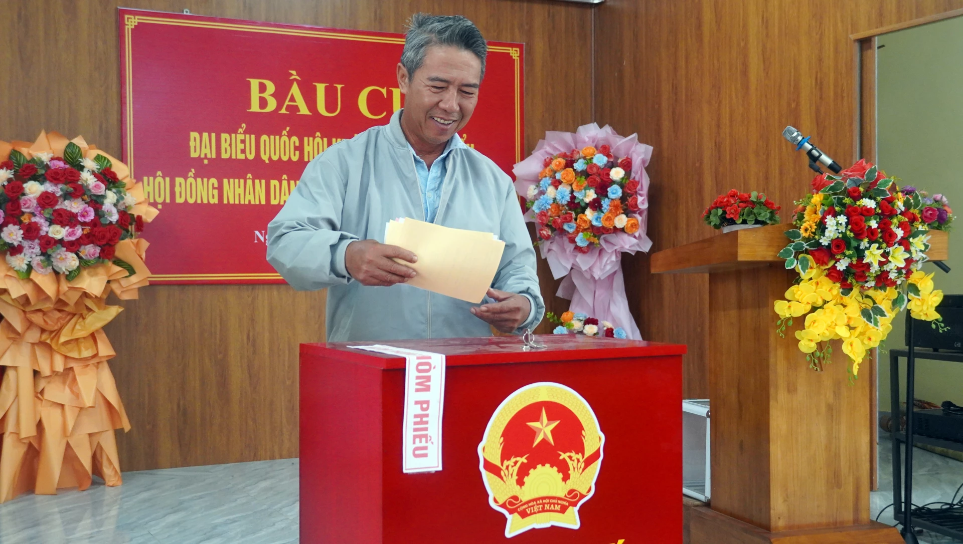 Cử tri phường Đồng Thuận gửi gắm niềm tin và kỳ vọng vào những đại biểu xứng đáng, đại diện cho ý chí, nguyện vọng của Nhân dân - Ảnh: N.M