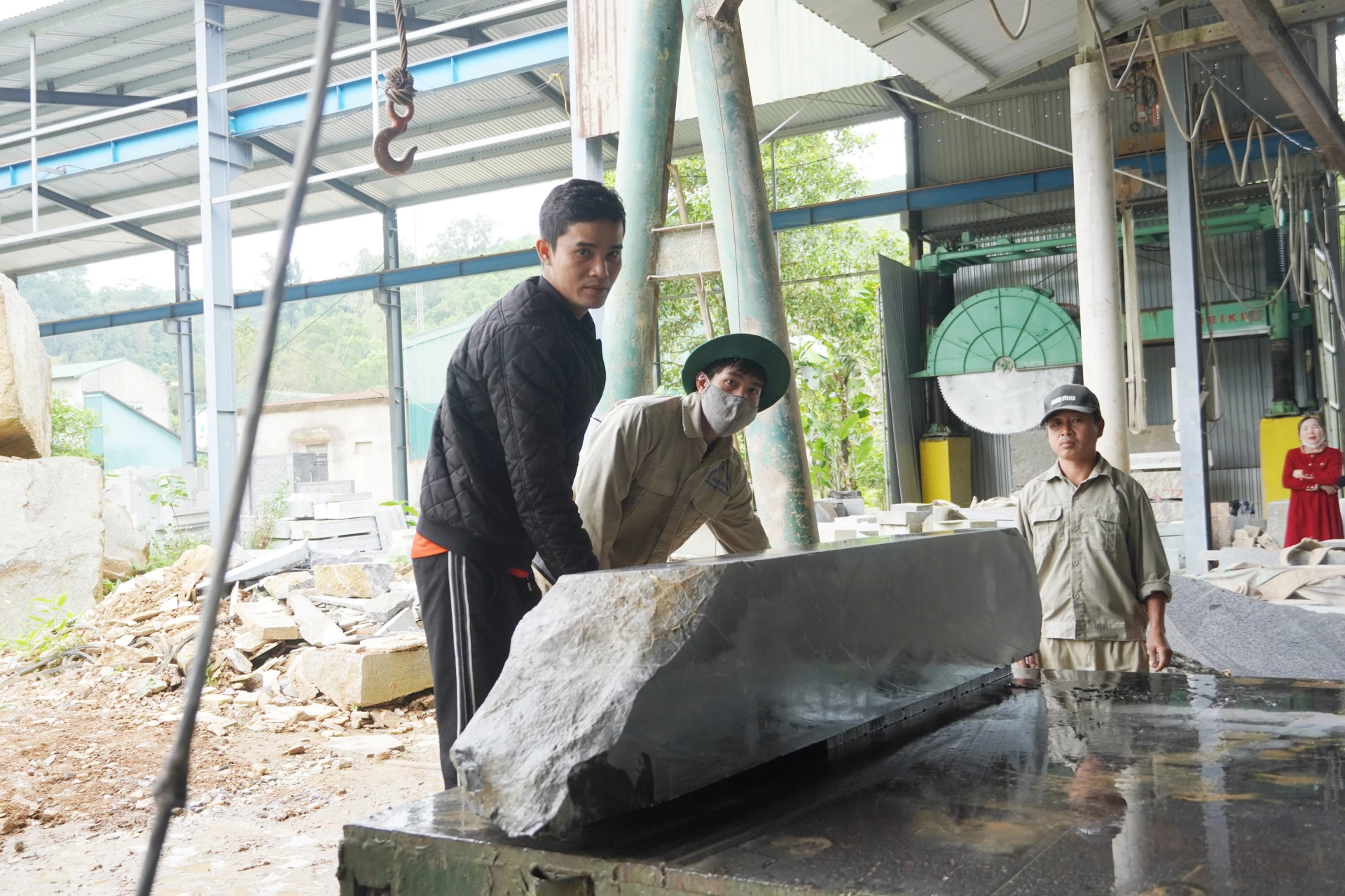 Cơ sở sản xuất đá xây dựng của anh Đ.H.T. tạo việc làm cho nhiều lao động địa phương - Ảnh: X.V