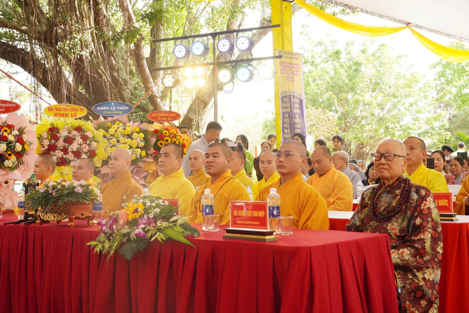 Các Chư tôn đức tăng ni tham gia lễ hội - Ảnh: HL