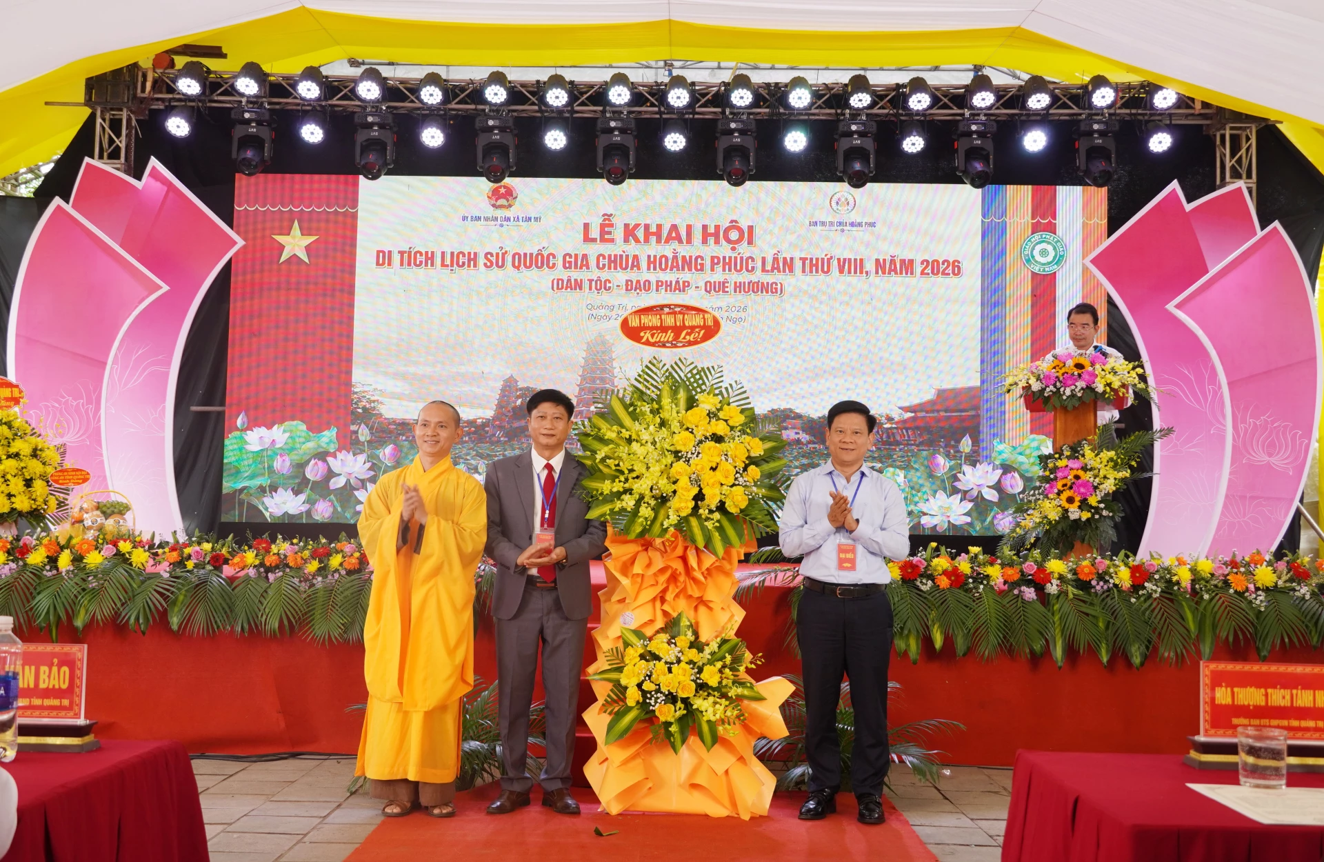 Đồng chí Lê Vĩnh Thế, Ủy viên Ban Thường vụ, Chánh Văn phòng Tỉnh ủy tặng hoa kính lễ - Ảnh: HL